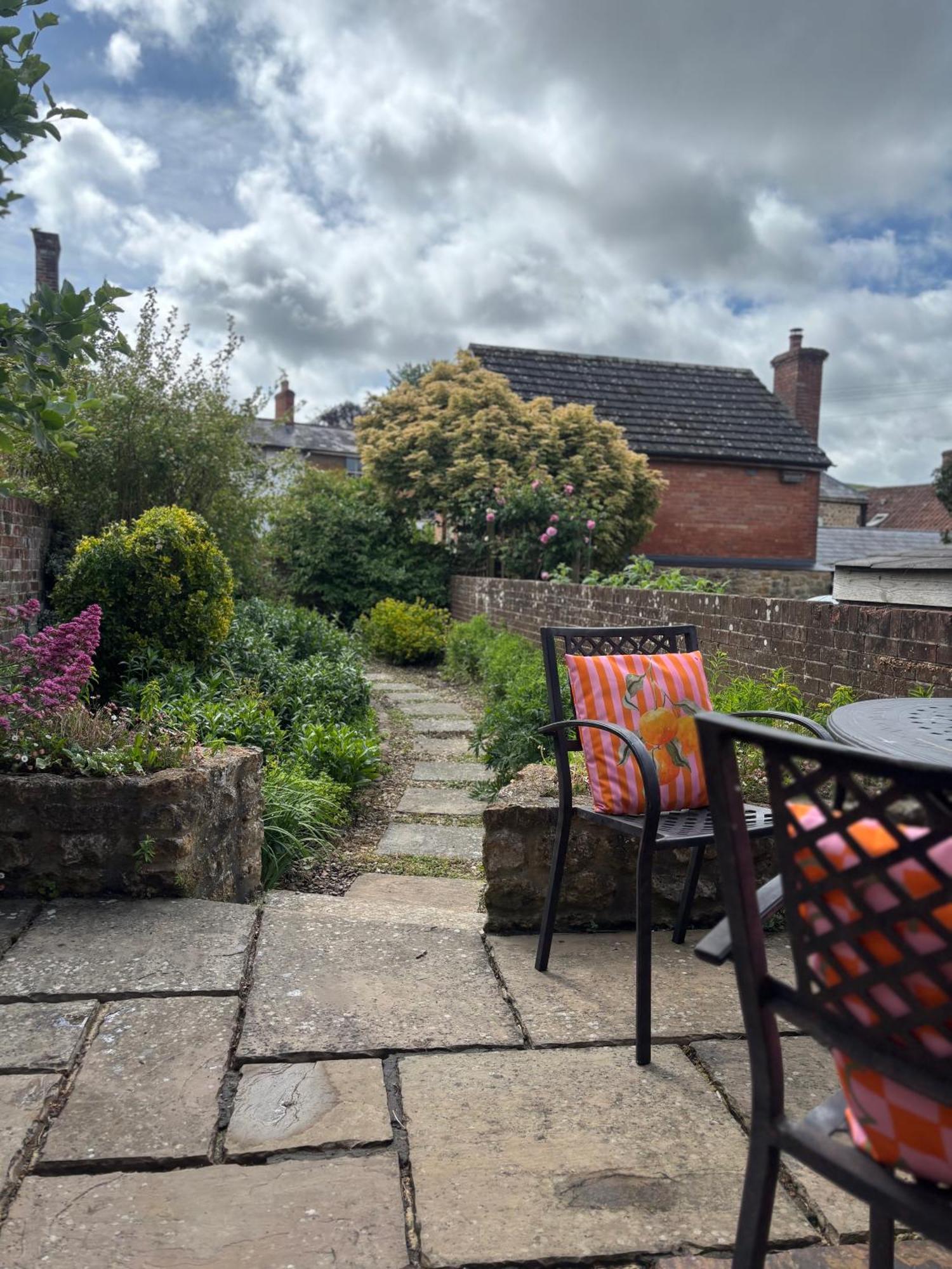 Hues - * Castle Cary